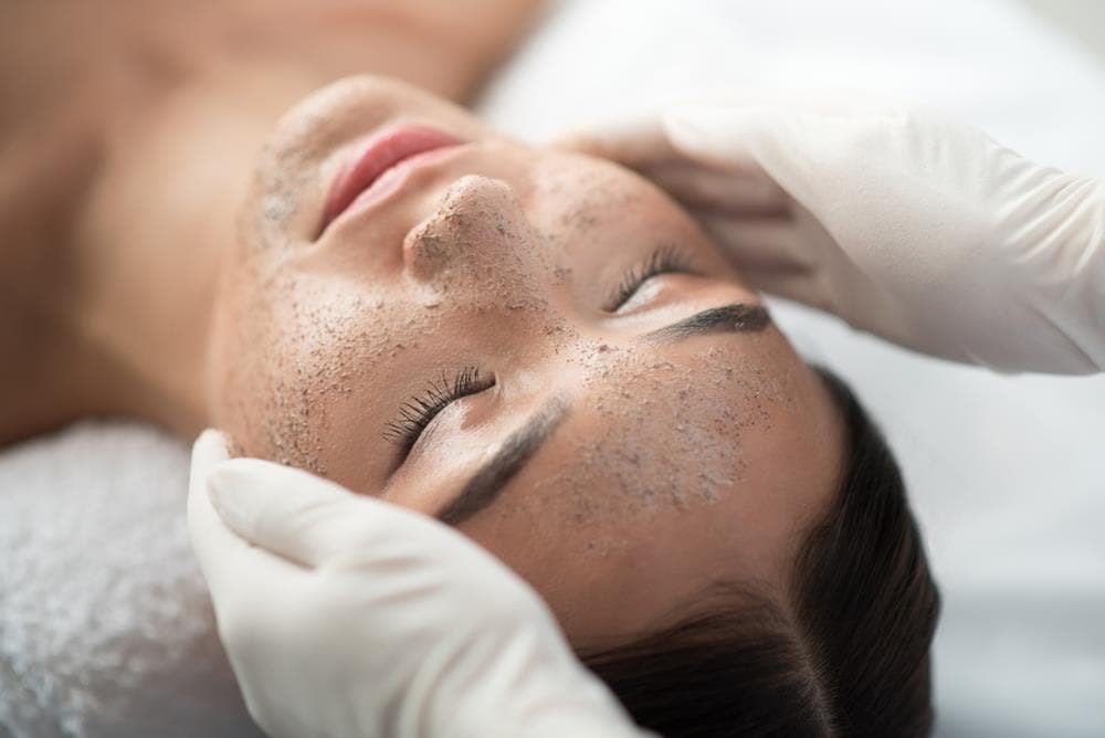 Consejos para limpiar y exfoliar tu piel con los mejores tratamientos faciales