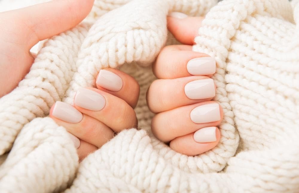 ¿Qué es la manicura semipermanente y cómo puede ayudarte a lucir unas uñas bonitas?