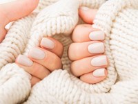 ¿Qué es la manicura semipermanente y cómo puede ayudarte a lucir unas uñas bonitas?