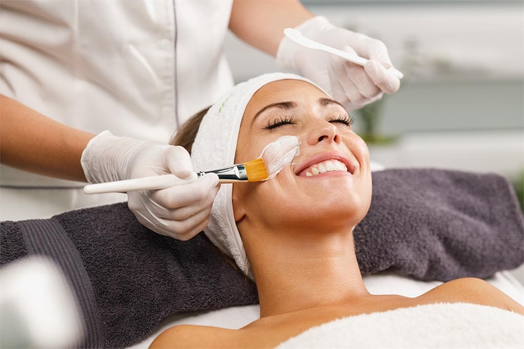 Recupera tu rostro después del verano: Tratamientos faciales para hidratar y nutrir